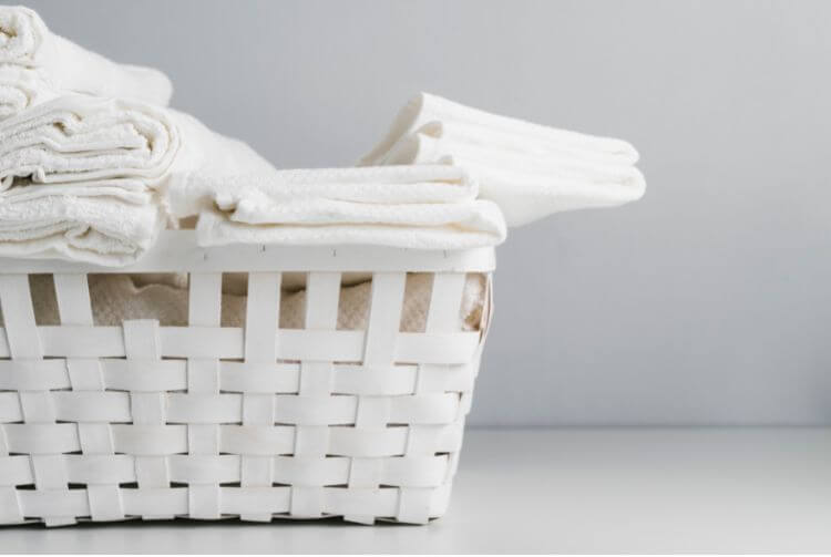 cesta de ropa limpia y doblada de lavandería industrial de colada perfecta