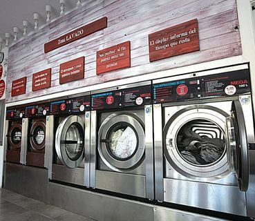 lavadoras nuevas en una lavandería de colada perfecta