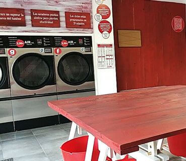 mesa roja de lavandería autosetrvicio
